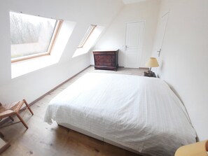 4 bedrooms, free WiFi, bed sheets