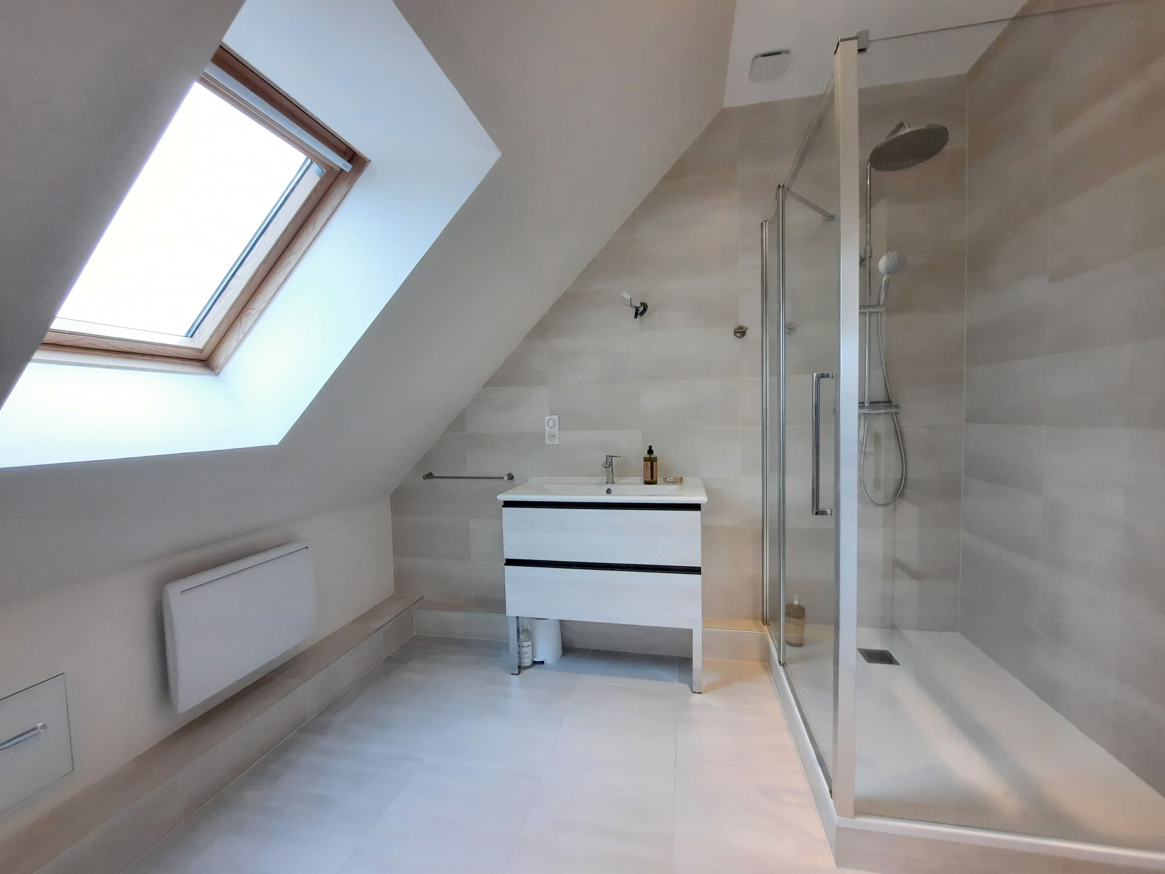 Bright Apartment in Landscaped Park 5 Minutes From the Sea