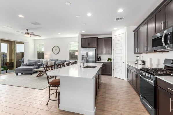 Fridge, microwave, oven, stovetop - New Listing! Heated Sparkling Pool, Fast Wifi, King Bed, Putting Green! (Phoenix)