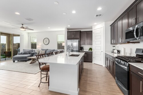 New Listing! Heated Sparkling Pool, Fast Wifi, King Bed, Putting Green!