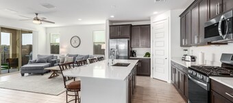 New Listing! Heated Sparkling Pool, Fast Wifi, King Bed, Putting Green!