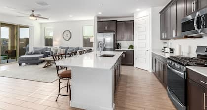 New Listing! Heated Sparkling Pool, Fast Wifi, King Bed, Putting Green!