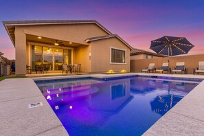 Outdoor pool, a heated pool - New Listing! Heated Sparkling Pool, Fast Wifi, King Bed, Putting Green! (Phoenix)