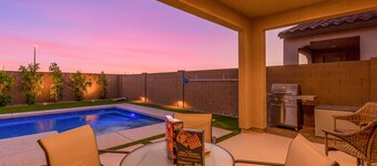 New Listing! Heated Sparkling Pool, Fast Wifi, King Bed, Putting Green!