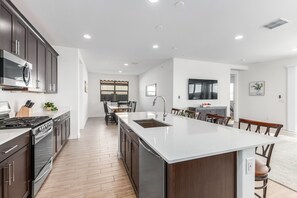 Fridge, microwave, oven, stovetop - New Listing! Heated Sparkling Pool, Fast Wifi, King Bed, Putting Green! (Phoenix)