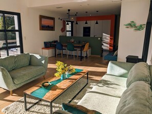 TV connectée, lecteur de DVD, table de tennis de table, livres