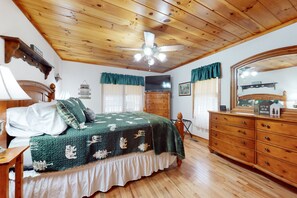 2 bedrooms, iron/ironing board, Internet, bed sheets - Quiet, dog-friendly cabin with fireplace, game room, mountain view & EV charger (Blairsville)