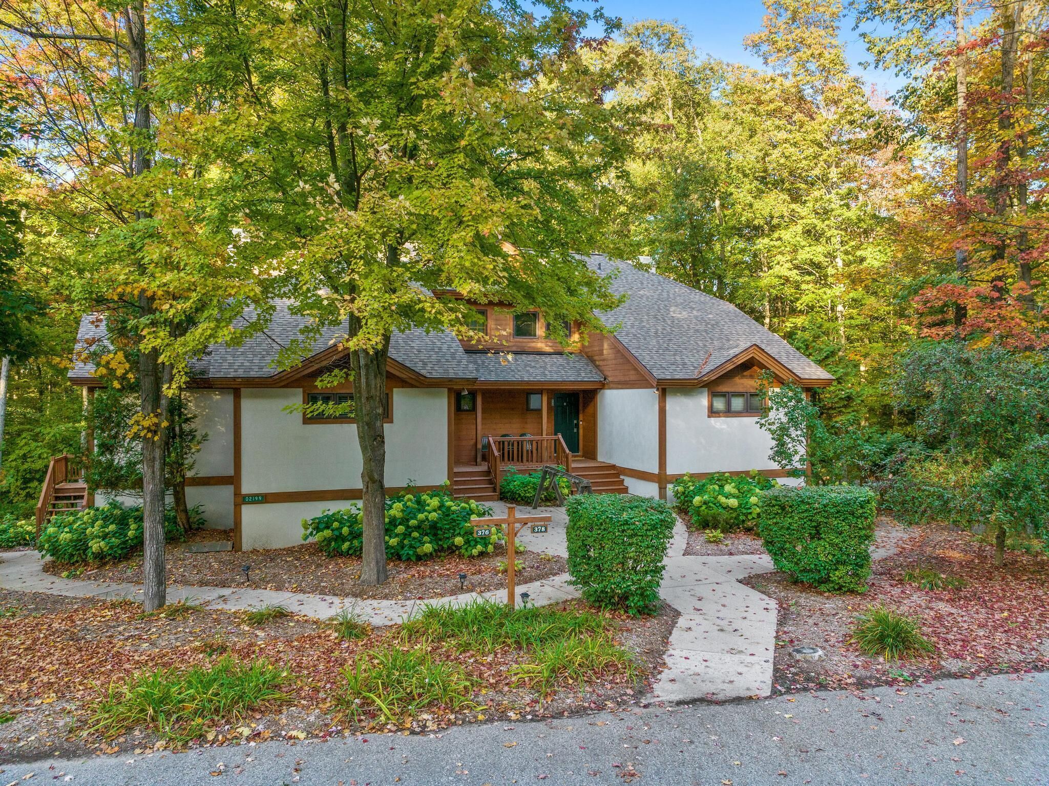 Boyne Disciples Luxury Cabin. Prime location - Short walk to lifts. Sleeps 16