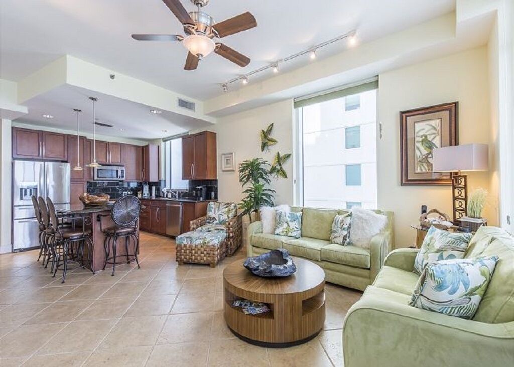 Gorgeous High-Rise Beachfront Corner Condo,2 Balconies , Pool+Resort Amenities