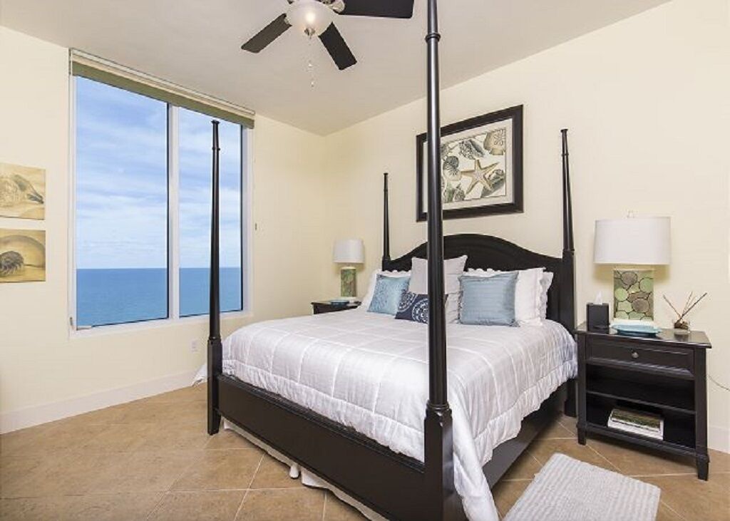 Gorgeous High-Rise Beachfront Corner Condo,2 Balconies , Pool+Resort Amenities