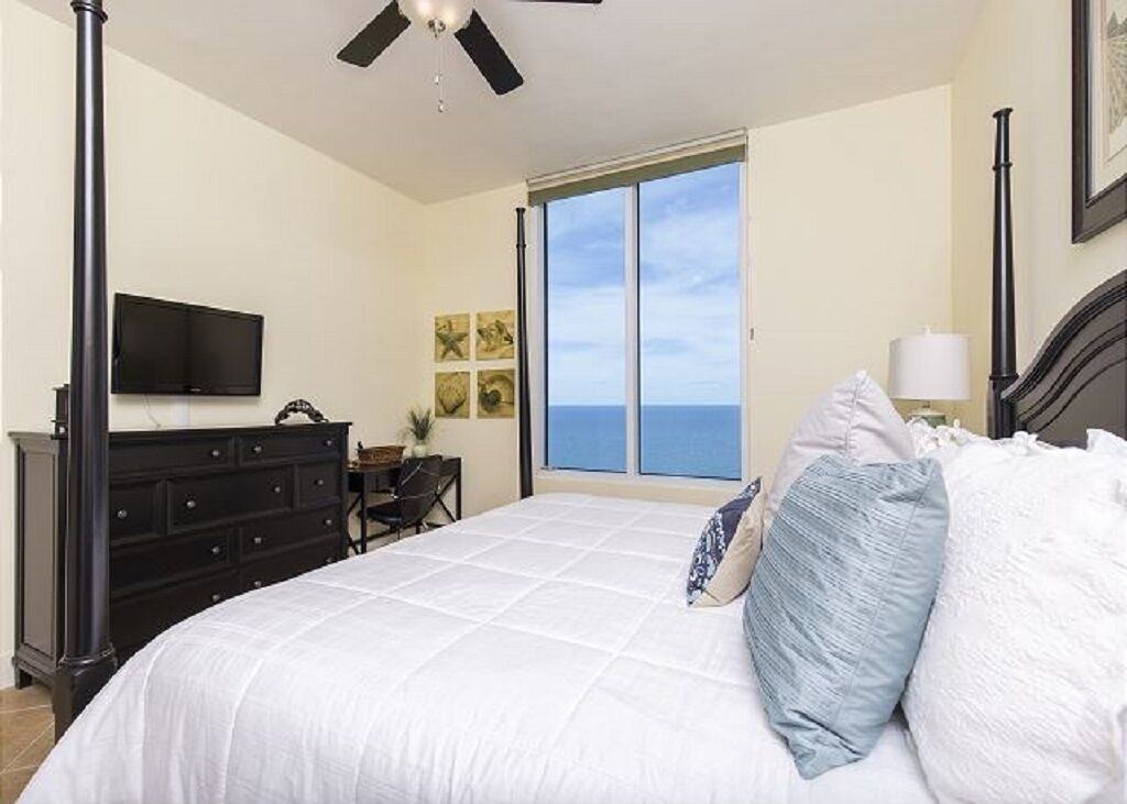 Gorgeous High-Rise Beachfront Corner Condo,2 Balconies , Pool+Resort Amenities