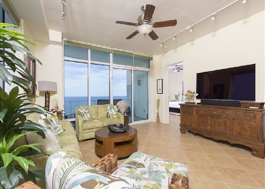 Gorgeous High-Rise Beachfront Corner Condo,2 Balconies , Pool+Resort Amenities