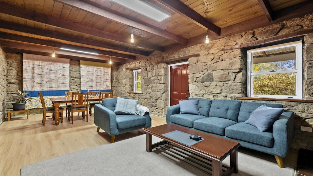Granite Cottage - Historical And Stylish - Beechworth