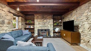 Smart TV, fireplace - Granite Cottage - historical and stylish (Beechworth)