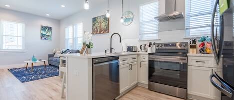 ثلاجة، ميكروويف، فرن، موقد طهي مسطح