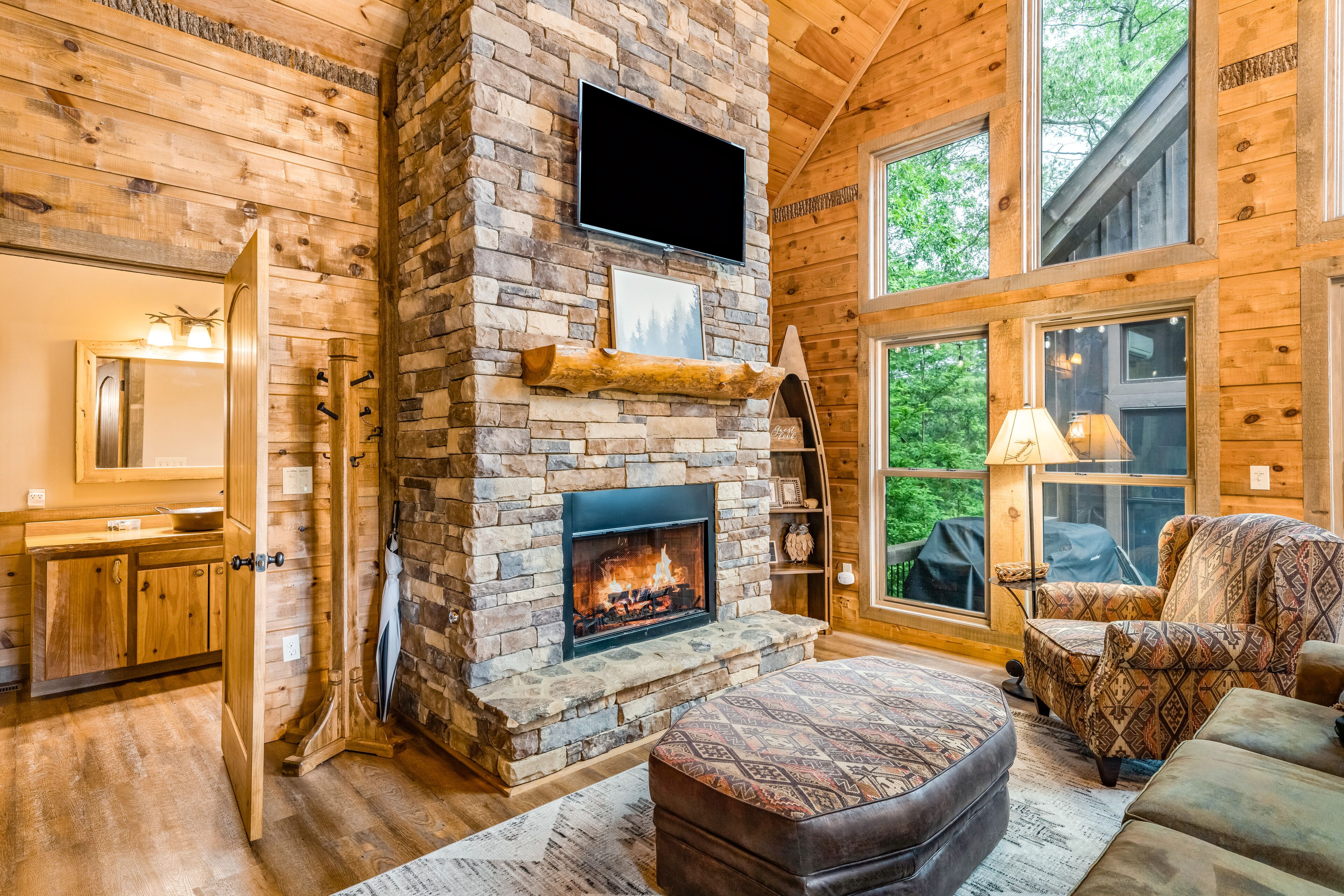 Fernseher, Kamin, Tischfußball, Arbeitsbereiche