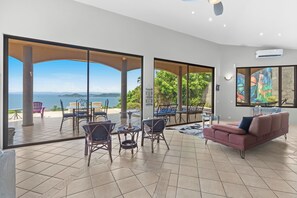 Een smart-tv en een kantoor