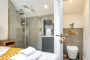 Shower - Romantic Riverside Cottage by the beach with Hot Tub, Sauna & Log Burner - Former Art Studio of Samu (Lamorna)