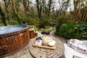 Outdoor spa tub - Romantic Riverside Cottage by the beach with Hot Tub, Sauna & Log Burner - Former Art Studio of Samu (Lamorna)
