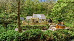 Unclassified image, 5 of 38, button - Romantic Riverside Cottage by the beach with Hot Tub, Sauna & Log Burner - Former Art Studio of Samu (Lamorna)