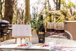 Outdoor dining - Romantic Riverside Cottage by the beach with Hot Tub, Sauna & Log Burner - Former Art Studio of Samu (Lamorna)