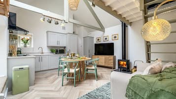 Una Smart TV, una chimenea, libros, una biblioteca de música