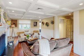 Televisio, takka, videopelejä, pöytätennispöytä