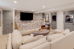 Televisio, takka, videopelejä, pöytätennispöytä