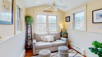 Fernseher, Kamin, Videospiele, Tischtennisplatte