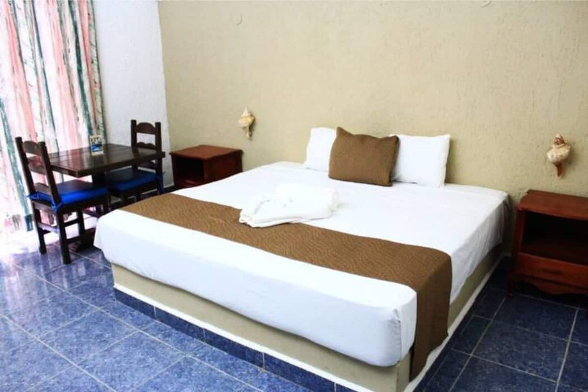 Estudio básico | 1 habitación, caja de seguridad en la habitación y muebles diferentes