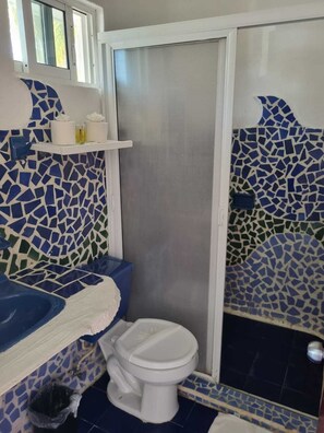Junior Studio Suite | Bathroom | Shower, towels, soap, shampoo