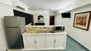 Suite estudio junior | Caja de seguridad en la habitación, muebles diferentes y ropa de cama 