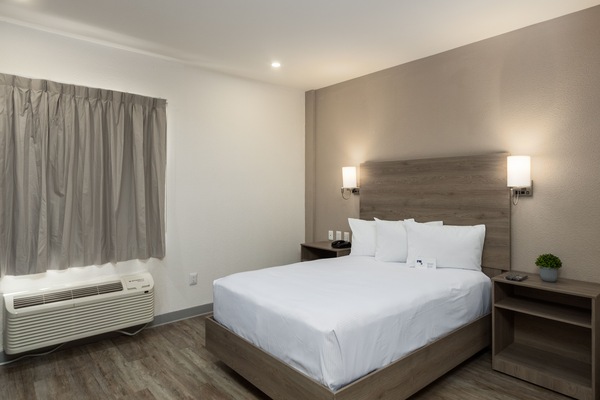 Una cassaforte in camera, una scrivania, postazione laptop