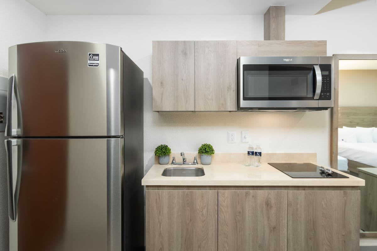 Private kitchen | Full-size fridge, microwave, stovetop, cookware/dishes/utensils