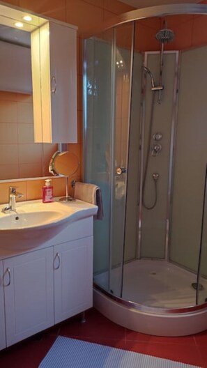 Dusche, Haartrockner, Handtücher