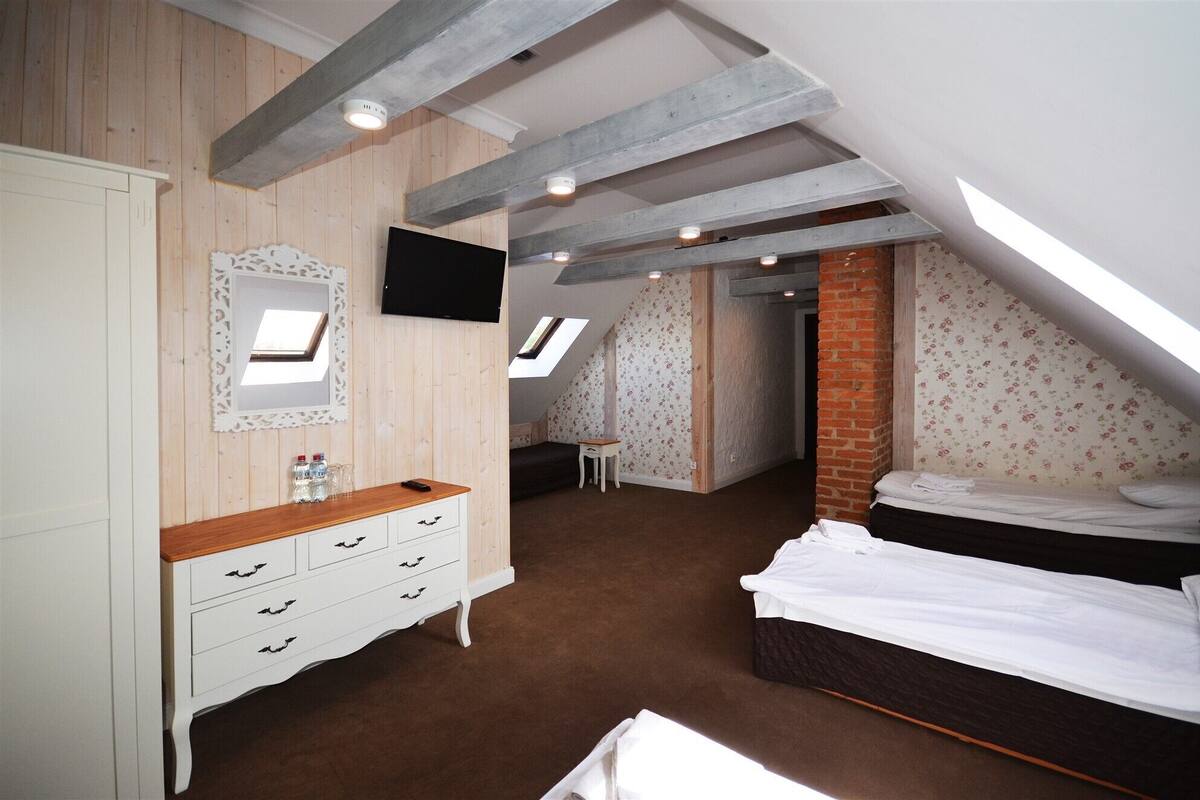 Dormitorio compartido Confort, varias camas | Escritorio, cortinas blackout y tabla de planchar con plancha