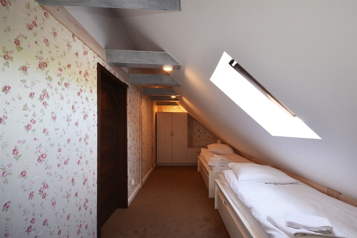 Habitación básica doble | Escritorio, cortinas blackout y tabla de planchar con plancha