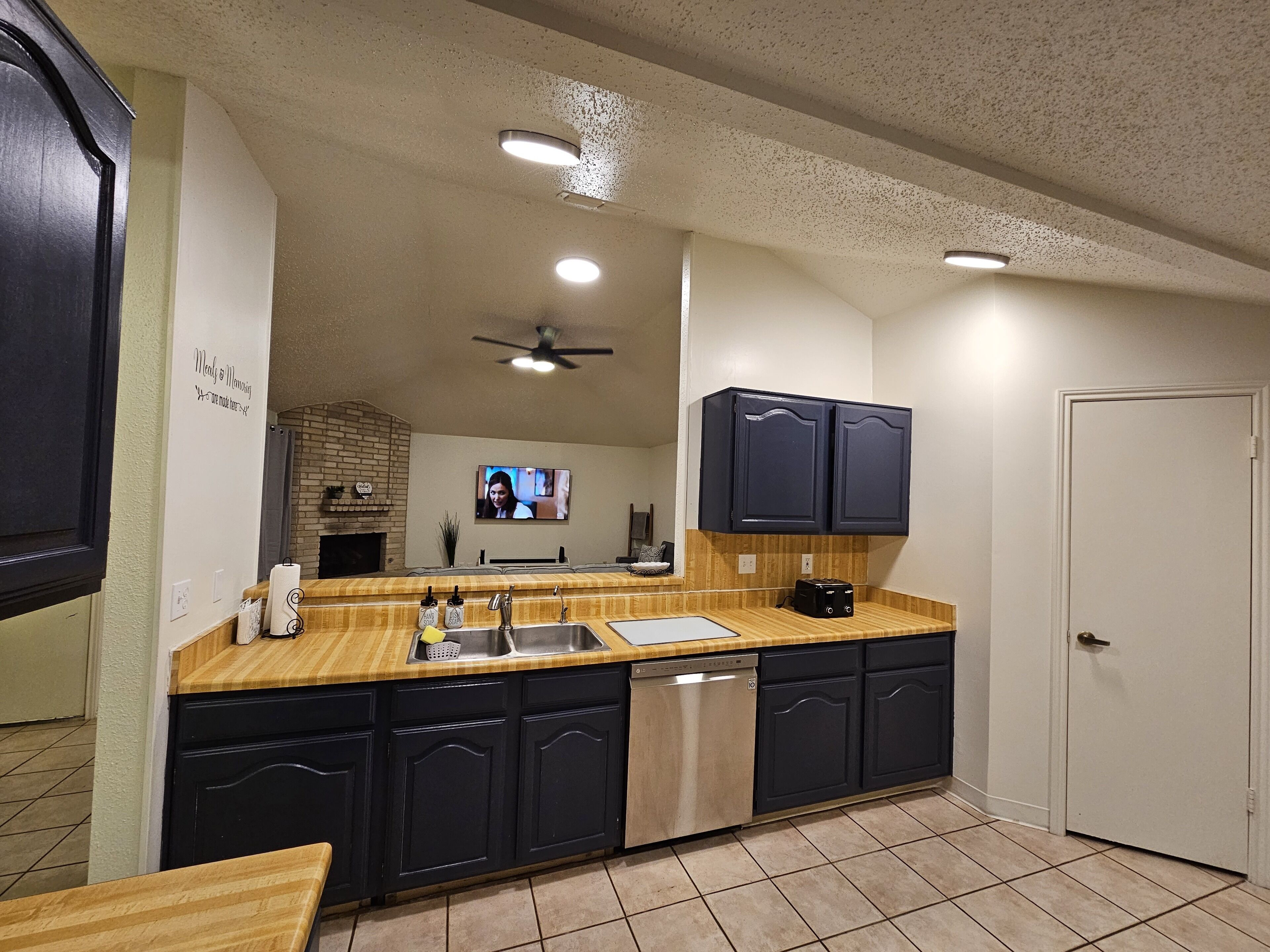 Spacious 3 bed 2 bath home in a quiet neighborhood near SeaWorld and Six Flags 