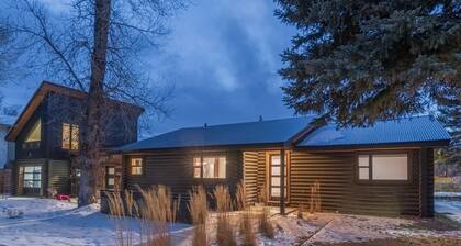 Mid Century Gem! Close to campus, downtown and bus stop. Clean and comfortable.