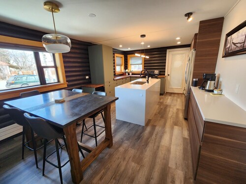 Mid Century Gem! Close to campus, downtown and bus stop. Clean and comfortable.