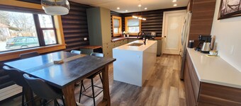 Mid Century Gem! Close to campus, downtown and bus stop. Clean and comfortable.