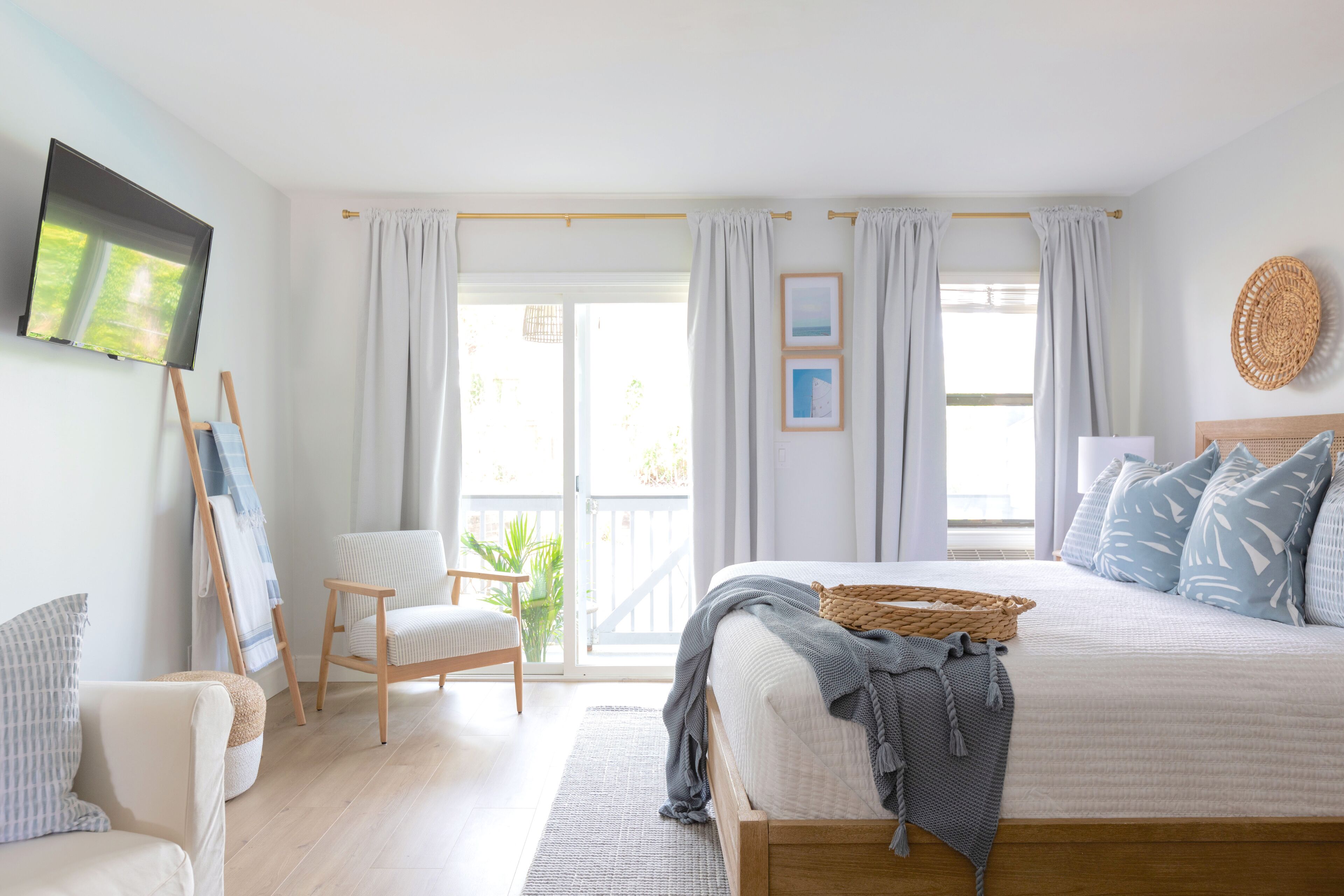 The Blue Palm • Steps to the Beach & Pool • KING Bed • 30A Emerald Coast Florida