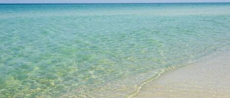 Ligstoelen aan het strand, strandlakens
