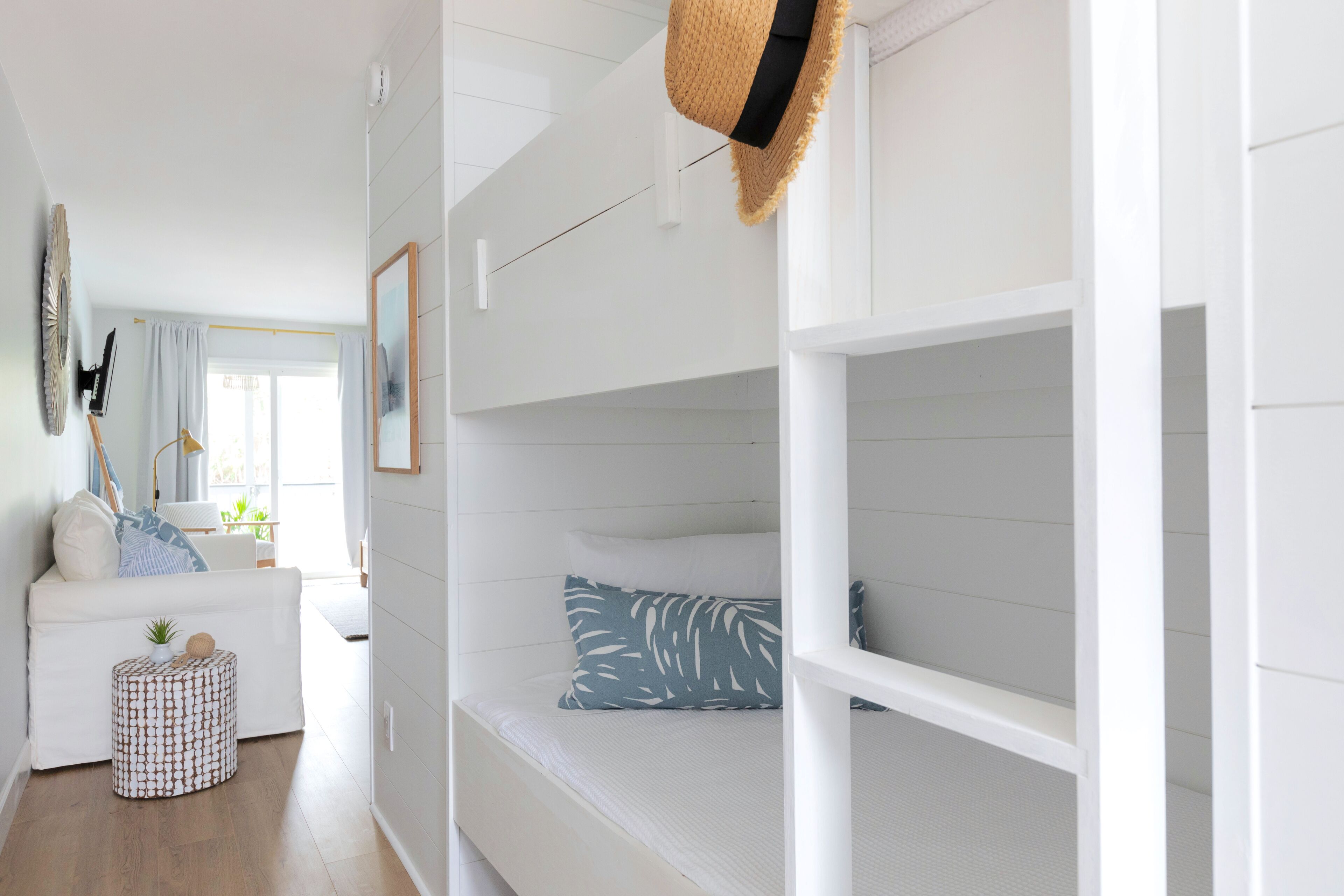 The Blue Palm • Steps to the Beach & Pool • KING Bed • 30A Emerald Coast Florida