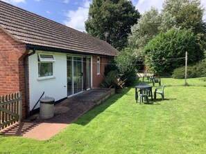 Outdoor dining - Charming  Bungalow  , much upgraded  Near a beach ,farm shop and steam railway (WATCHET)
