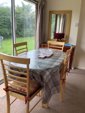Dining - Charming  Bungalow  , much upgraded  Near a beach ,farm shop and steam railway (WATCHET)
