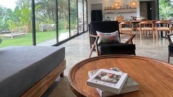 Smart TV, books, stereo