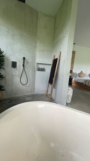 Articles de toilette (gratuits), séchoir à cheveux, serviettes fournies