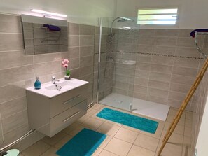 Douche, serviettes fournies