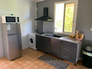 Batterie de cuisine, vaisselle et ustensiles